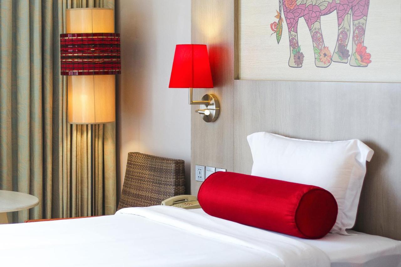 Ramada By Wyndham Phuket Deevana Patong Екстер'єр фото