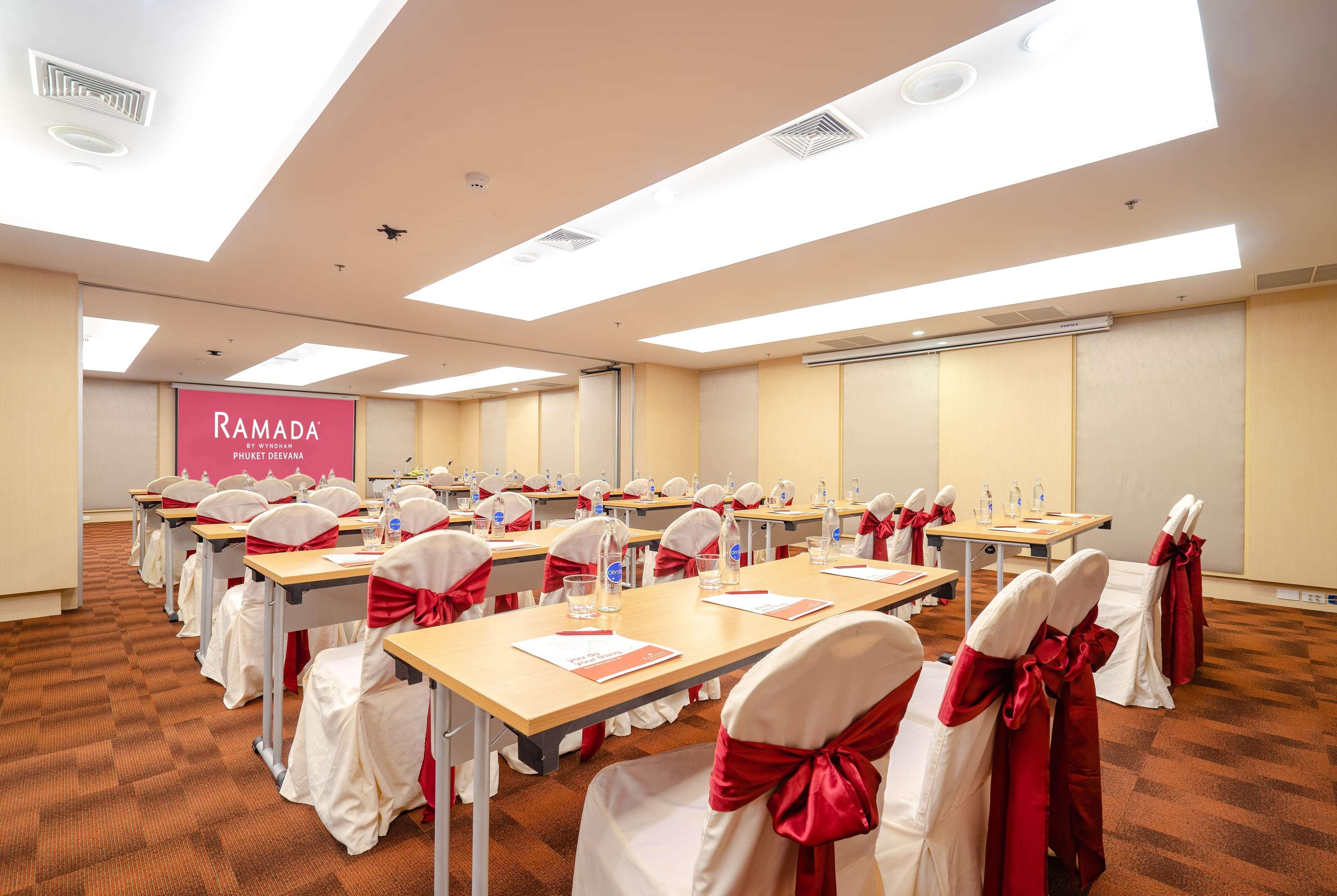 Ramada By Wyndham Phuket Deevana Patong Екстер'єр фото