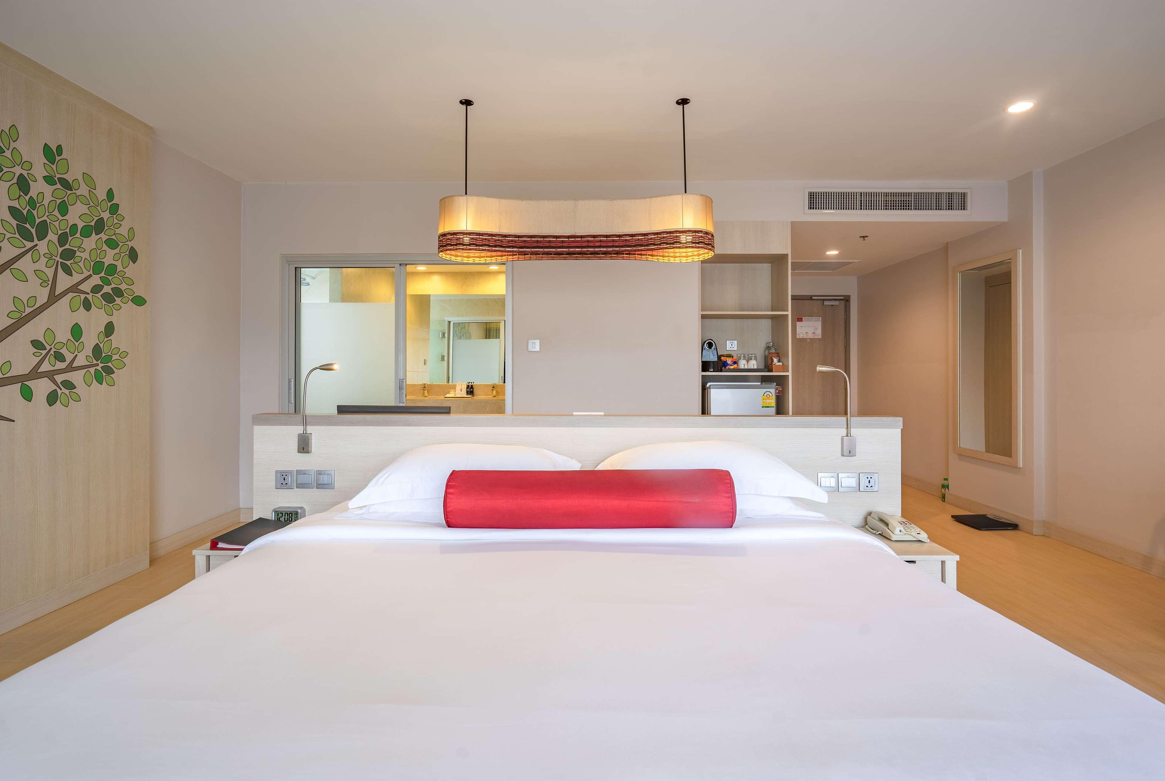 Ramada By Wyndham Phuket Deevana Patong Екстер'єр фото