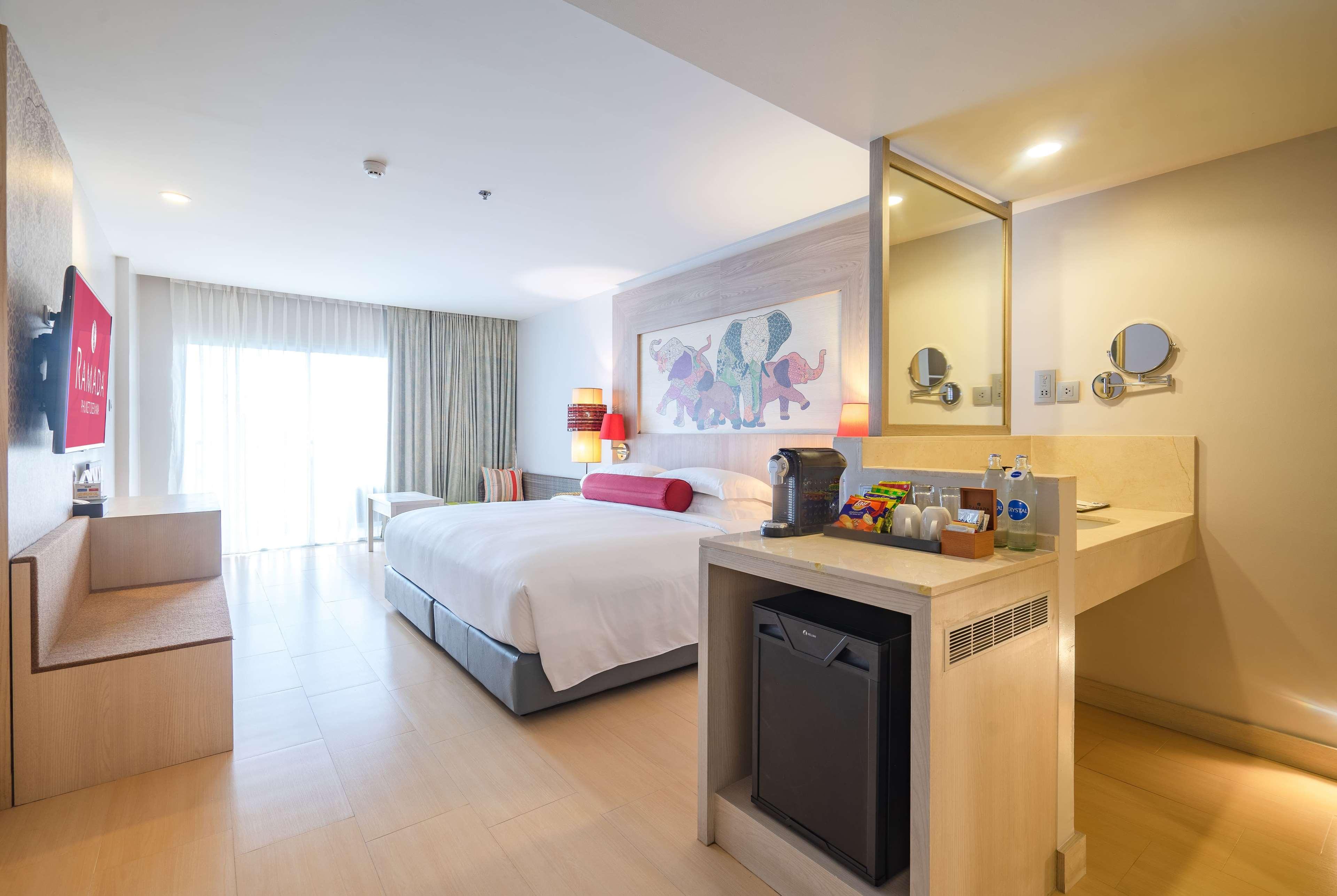 Ramada By Wyndham Phuket Deevana Patong Екстер'єр фото