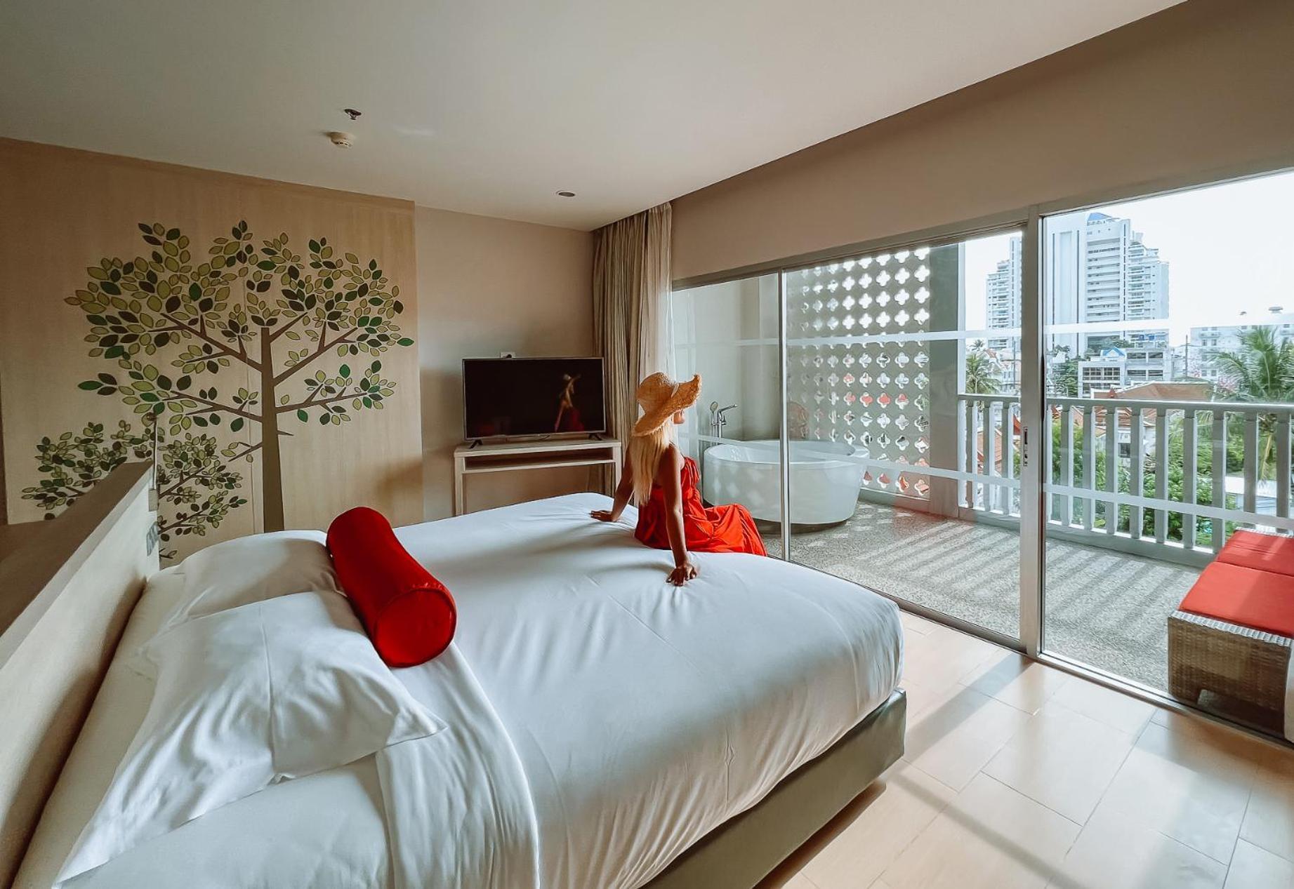 Ramada By Wyndham Phuket Deevana Patong Екстер'єр фото